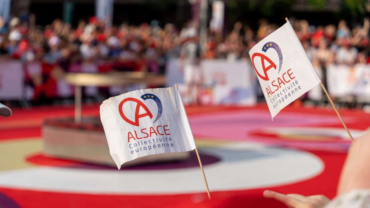 La Flamme Olympique a poursuivi son voyage à l’Est ce mercredi et cette nouvelle journée sur les routes a été placée sous le signe de l’Europe. En plus de valoriser les trésors de l’Alsace, la Flamme a mis en valeur la fraternité entre les peuples à l’instar de l’amitié franco-allemande qui a été célébrée lors d’un relais collectif d’exception sur la passerelle des Trois Pays d’Huningue. Un second relais collectif organisé par la Fédération Française de Judo a eu lieu à Strasbourg, avant que la légende du football Arsène Wenger allume le chaudron en fin de journée.